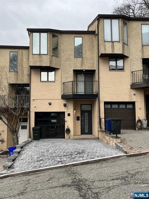 20 Veterans Way, Edgewater, NJ, 07020-1553 | Card Image