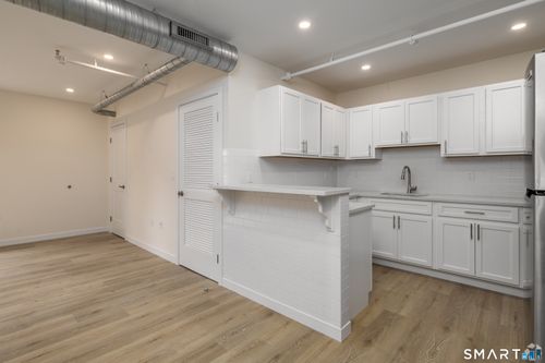 d-584 Main St, Middletown, CT, 06457-2824 | Card Image