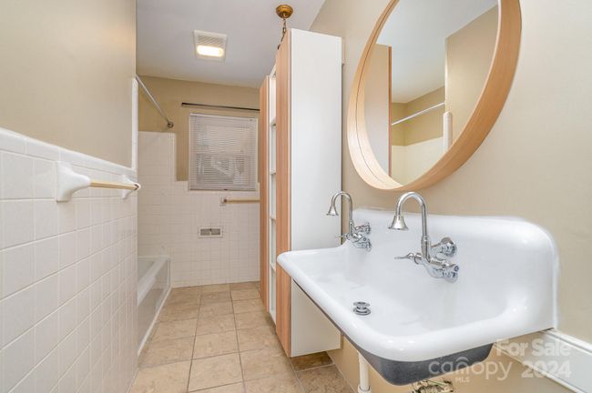 Secondary bathroom | Image 15