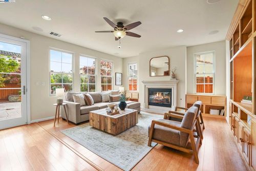 250 Jack London Ave, Alameda, CA, 94501 | Card Image