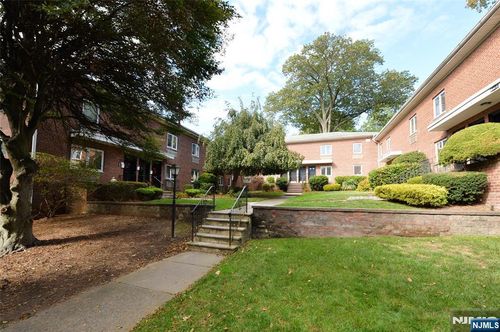 250 Oak, Ridgewood, NJ, 07450 | Card Image