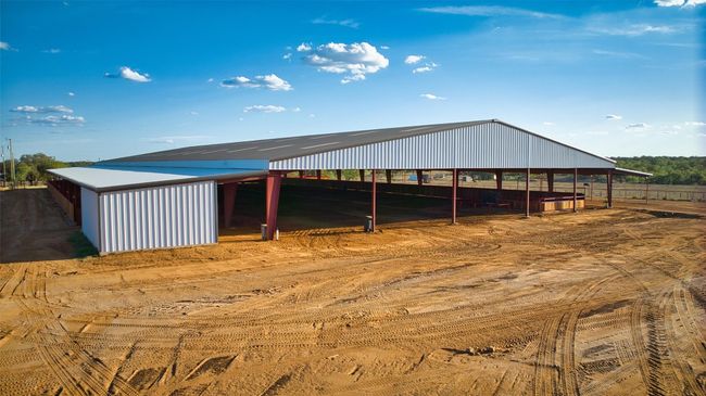 Approx. 140x275 multi use arena with 20x30 tackroom and 9 stalls on one side plus a cattle return lane, catch pen, roping chute with concrete lead up and *room to customize* on theother side. | Image 5