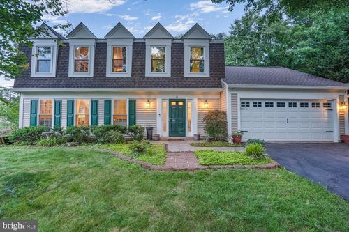 8 Moss Rd, STERLING, VA, 20165-5670 | Card Image