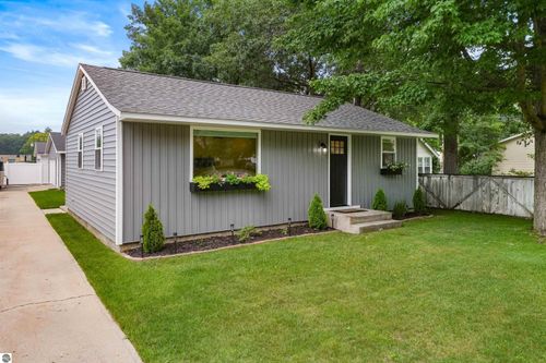 917 Carver St, Traverse City, MI, 49686-4213 | Card Image