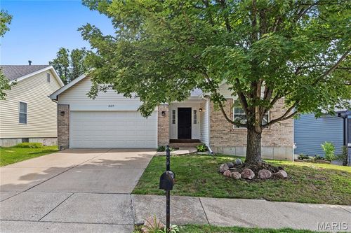 329 Crescent Ave, Valley Park, MO, 63088-1555 | Card Image
