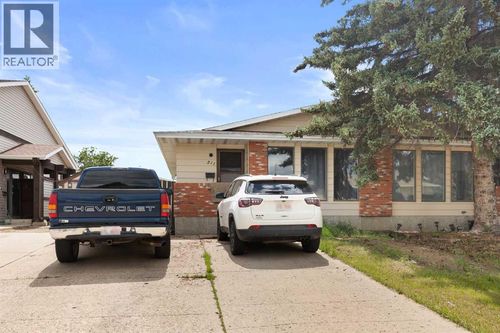 211 Ross Glen Dr Se, Medicine Hat, AB, T1B1N7 | Card Image