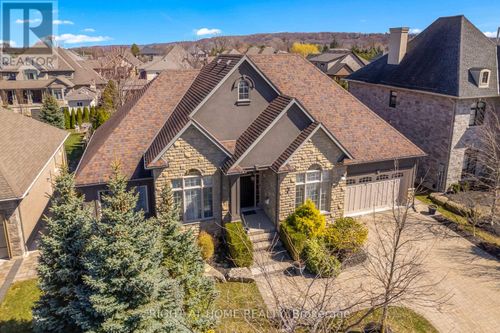 7 Sandalwood Crescent, Niagara-on-the-Lake (St. Davids), ON, L0S1P0 | Card Image