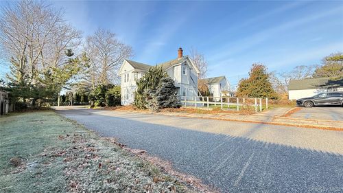 982 Roanoke Ave, Riverhead, NY, 11901-2731 | Card Image