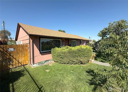 614 W Loop Dr, Moses Lake, WA, 98837-1538 | Card Image