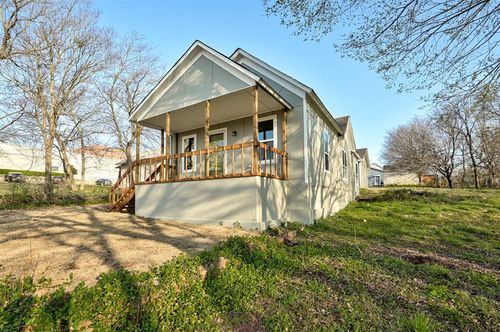 208 E 10th St, Chandler, OK, 74834-3812 | Card Image