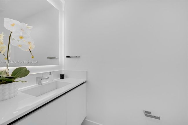 UNIT-13 - 100 S Pointe Dr, Condo with 3 bedrooms, 4 bathrooms and null parking in Miami Beach FL | Image 33