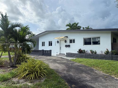 520 Sw 5th St, Hallandale Beach, FL, 33009-6226 | Card Image