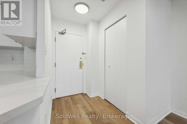 1802 - 25 Grenville St, Condo with 2 bedrooms, 1 bathrooms and null parking in Toronto ON | Image 6