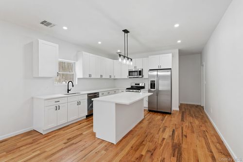 30 Northern Ave, Walden, NY, 12586-1044 | Card Image