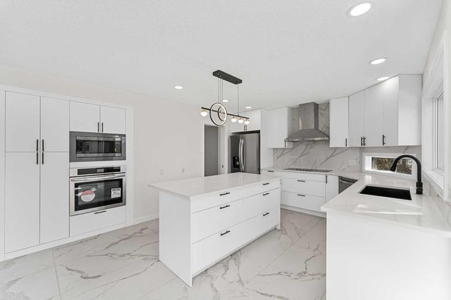 919 Shawnee Dr Sw, House other with 5 bedrooms, 4 bathrooms and 4 parking in Calgary AB | Image 11