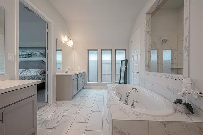 29042 Hauter Way, House other with 4 bedrooms, 4 bathrooms and 3 parking in Fulshear TX | Image 4