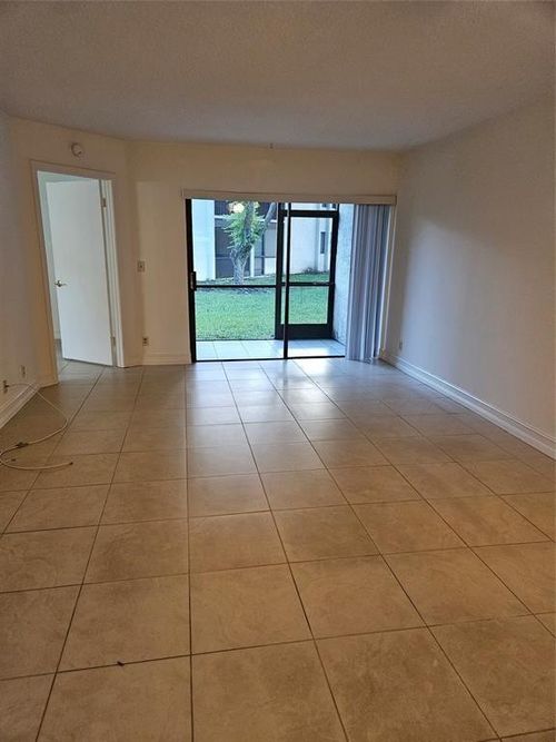 5583-5583 Courtyard Dr, Margate, FL, 33063-1529 | Card Image
