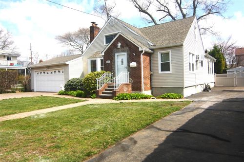 1985 Russell St, Bellmore, NY, 11710-3223 | Card Image