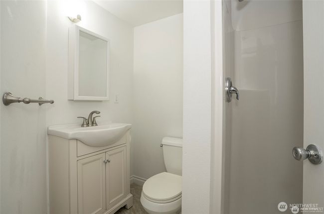 Bathroom in garages in the rear | Image 18