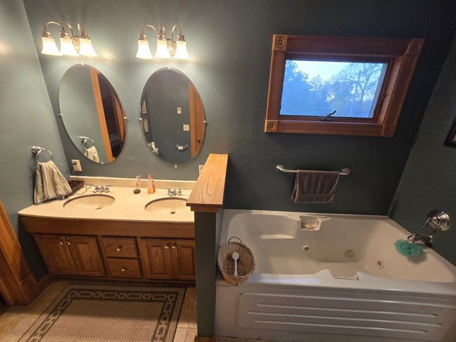Double sink, jacuzzi tub | Image 27