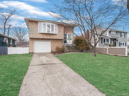 715 Mccall Ave, West Islip, NY, 11795-3713 | Card Image