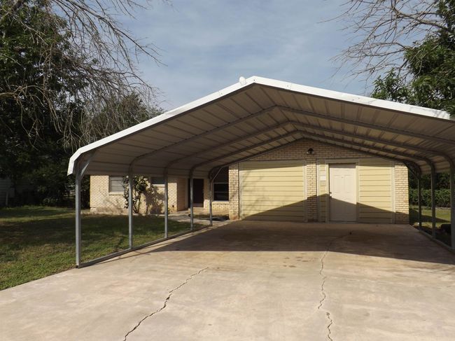702 N Silver St, House other with 3 bedrooms, 2 bathrooms and null parking in Burnet TX | Image 5