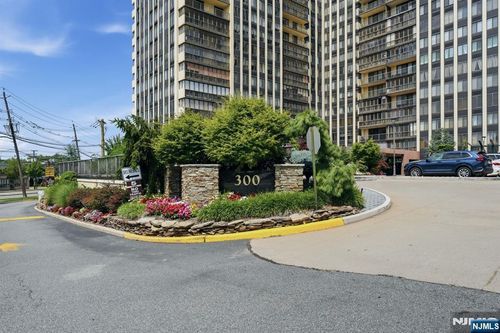 300 Winston Dr, Cliffside Park, NJ, 07010-3236 | Card Image