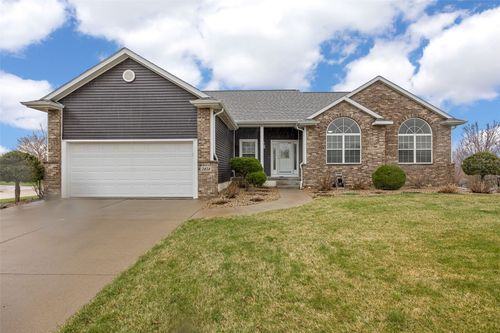 2424 Radcliffe Dr Sw, Cedar Rapids, IA, 52404-3386 | Card Image