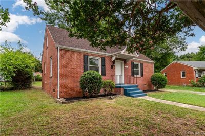 View of front facade featuring a front yard | Image 3