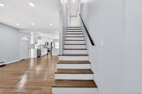 24 Madison Ave, Hempstead, NY, 11550-4823 | Card Image