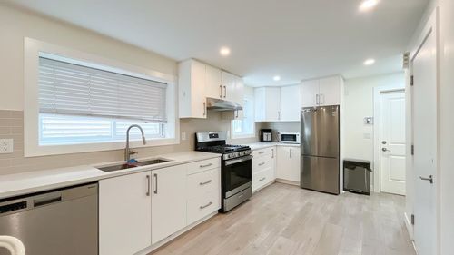 ground-level-320 E 57th Avenue, Vancouver, BC, V5X1S7 | Card Image