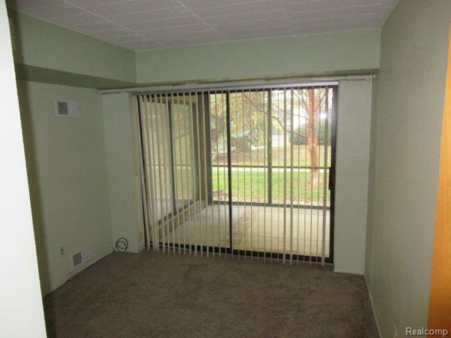 18447 University Park Dr, Condo with 2 bedrooms, 1 bathrooms and null parking in Livonia MI | Image 14
