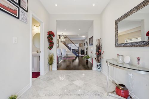 135 Watermill St, Kitchener, ON, N2P0G4 | Card Image