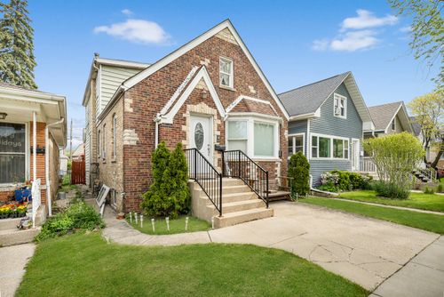 4918 W Winnemac Ave, Chicago, IL, 60630-2435 | Card Image