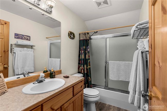Upstairs Full Bath | Image 27