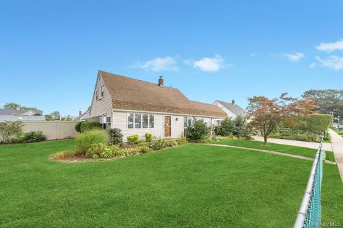 3 Snapdragon Ln, Levittown, NY, 11756-3315 | Card Image