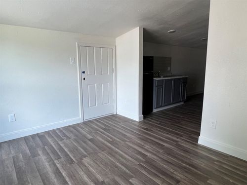 6-201 Eastwood St, Houston, TX, 77011-3012 | Card Image