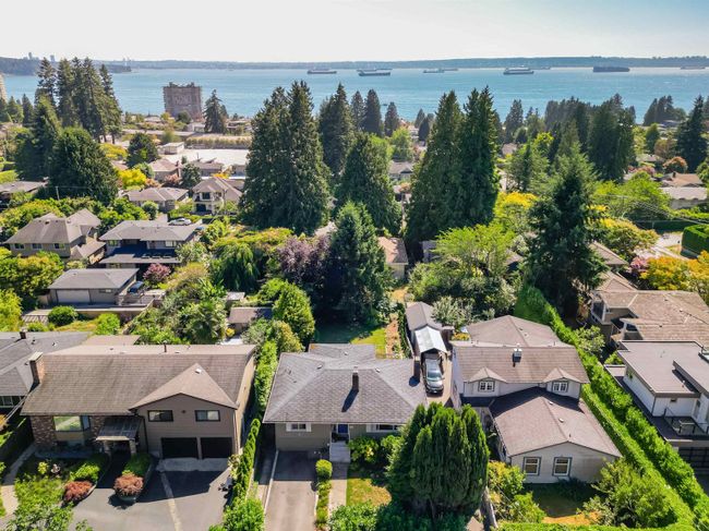 2472 Mathers Avenue, House other with 4 bedrooms, 2 bathrooms and null parking in West Vancouver BC | Image 31