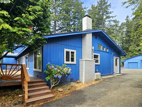 614 Hassett St, Brookings, OR, 97415-8206 | Card Image