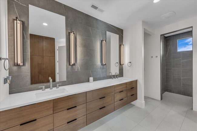 Primary Bathroom | Image 10