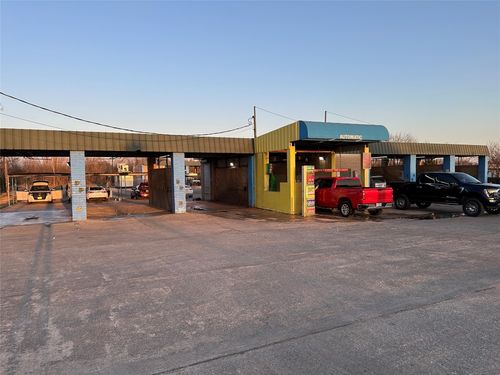 1806 N Main St, Taylor, TX, 76574-1822 | Card Image
