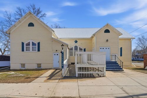 211 E 1st Ave, Osakis, MN, 56360-8333 | Card Image