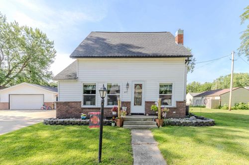 615 2nd St, Sibley, IA, 51249-1303 | Card Image