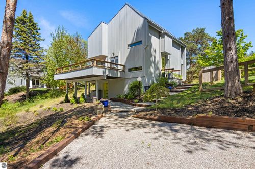 10381 S Leelanau Way, Traverse City, MI, 49684-8432 | Card Image