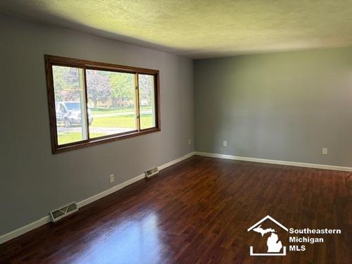 8890 Woodside Dr, Temperance, MI, 48182-9333 | Card Image