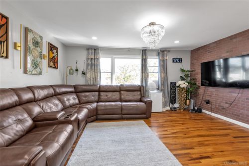 146 228th St, Springfield Gardens, NY, 11413-4435 | Card Image