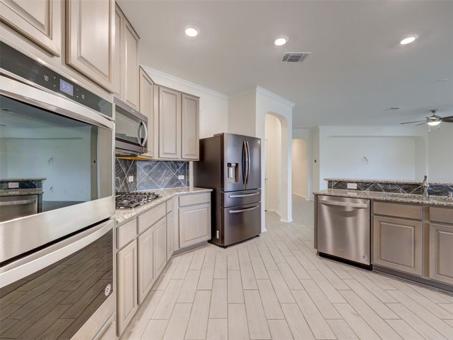 Chefs kitchen - granite counters - gorgeous backsplash | Image 9
