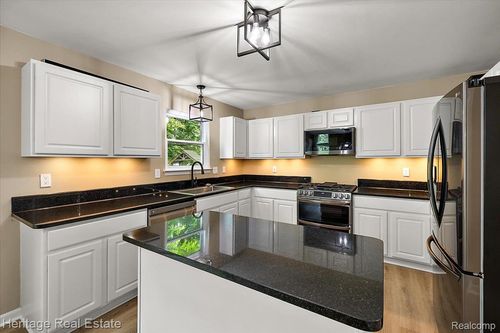 624 Glenmoor Dr, Oxford, MI, 48371-4888 | Card Image