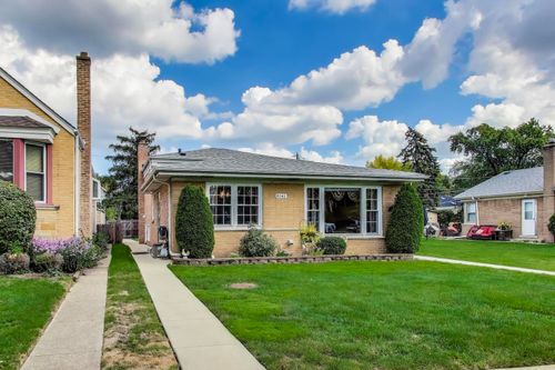 8141 Kenneth Ave, Skokie, IL, 60076-3205 | Card Image