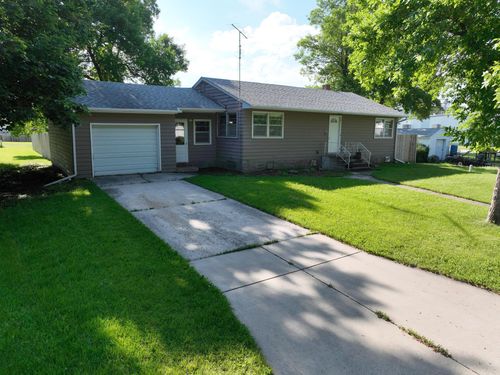 220 S 4th St, Bird Island, MN, 55310-7524 | Card Image